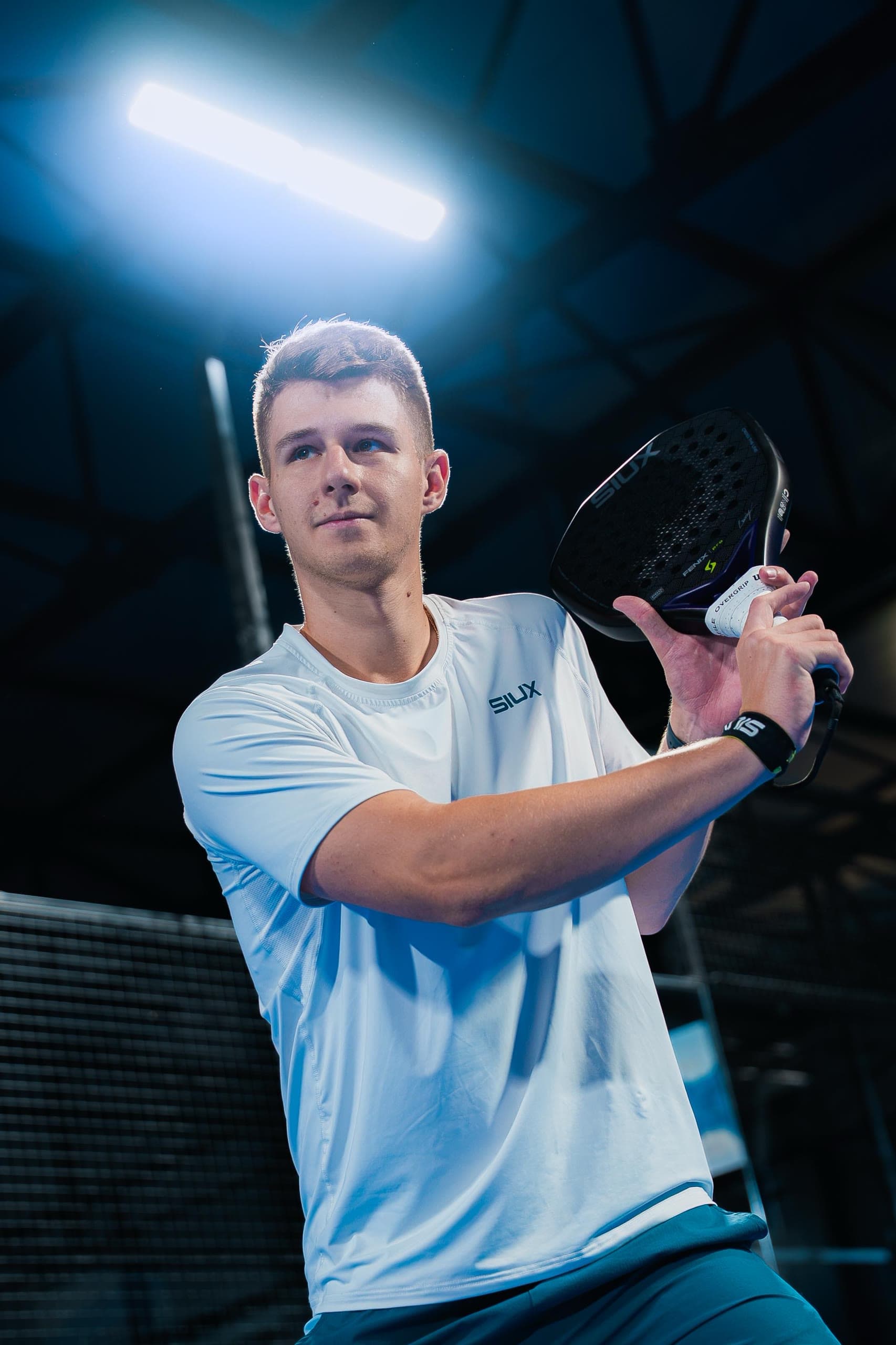 Igor Marjanović s reketom u spremnom stavu na padel terenu